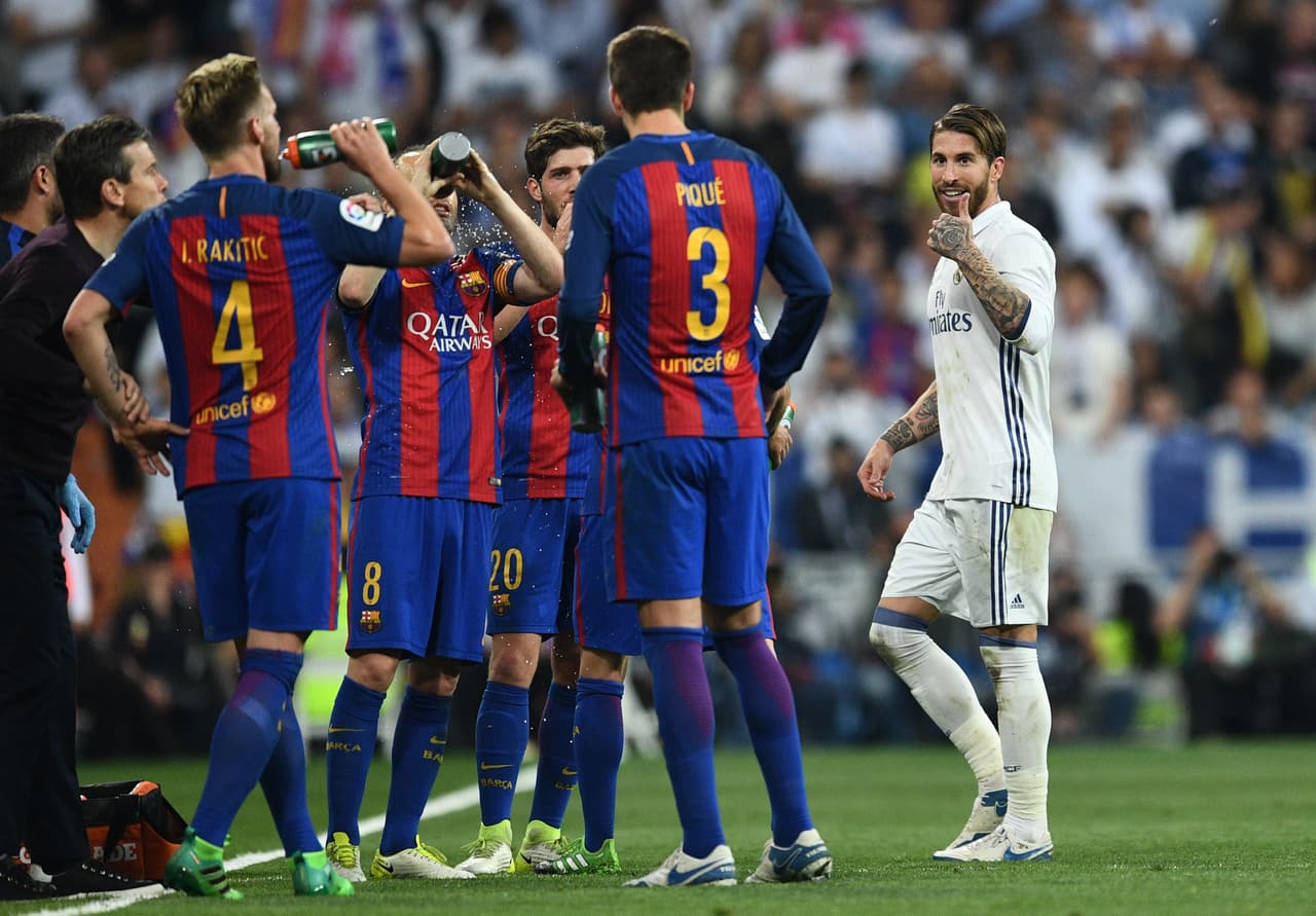 Ramos mostró su molestia en medio de un cruce de palabras con jugadores del Barcelona a su salida de la cancha.