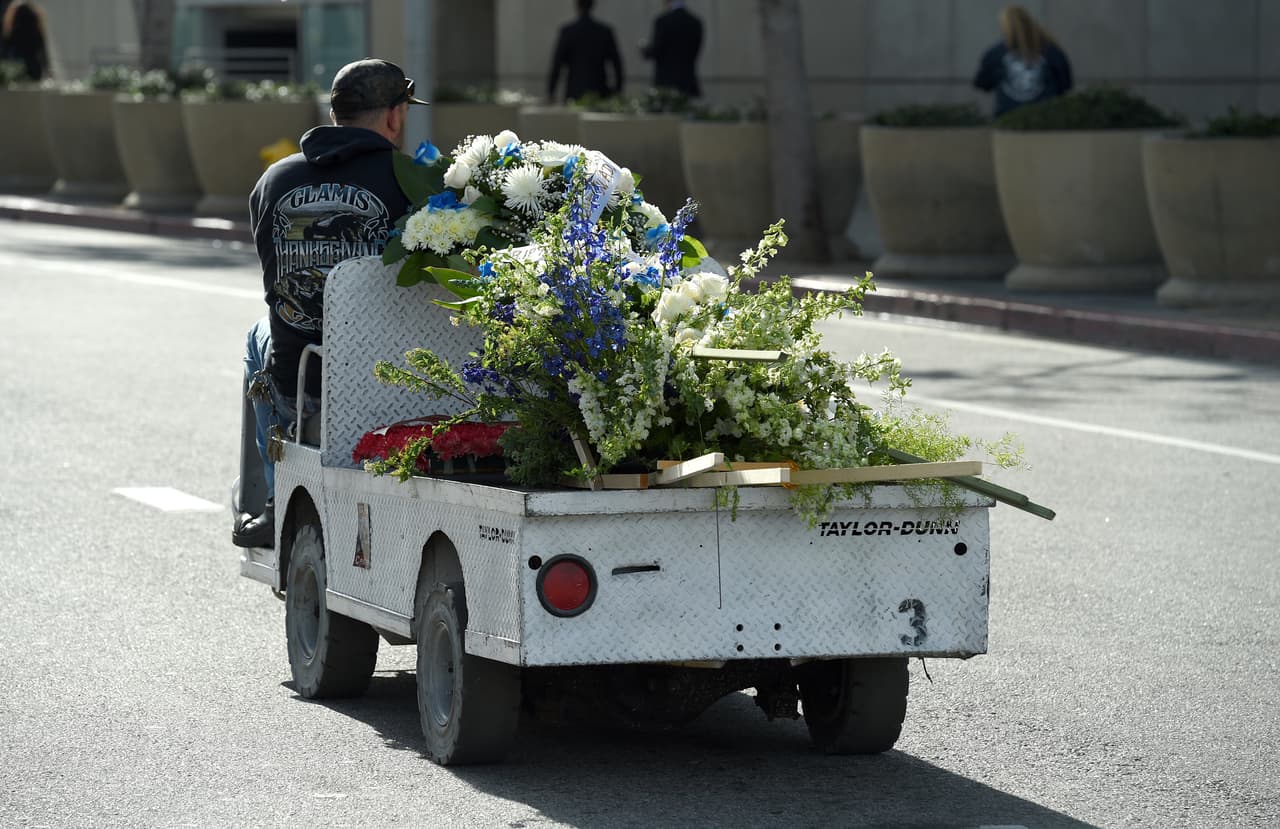 Flores, pinturas con su rostro, adornaron la ceremonia desde las afueras y hasta el interior del Staple Center. (Photo by Chris Pizzello/Invision/AP)