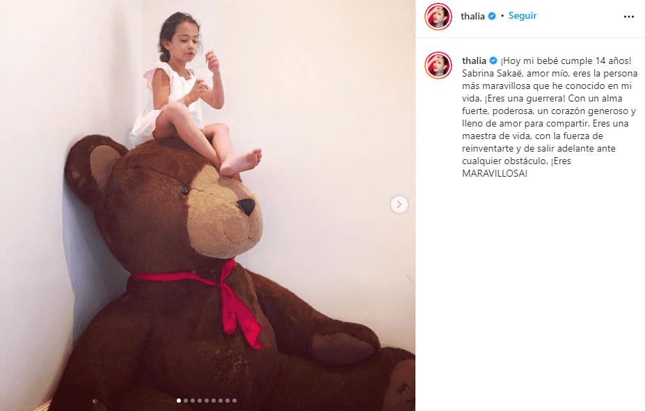 Como portada de su publicación aparece la cumpleañera encima de un enorme oso de peluche. Thalía inició su mensaje de felicitación diciendo que, a pesar de la edad, 
<b>sigue viendo a su hija como "bebé</b>".