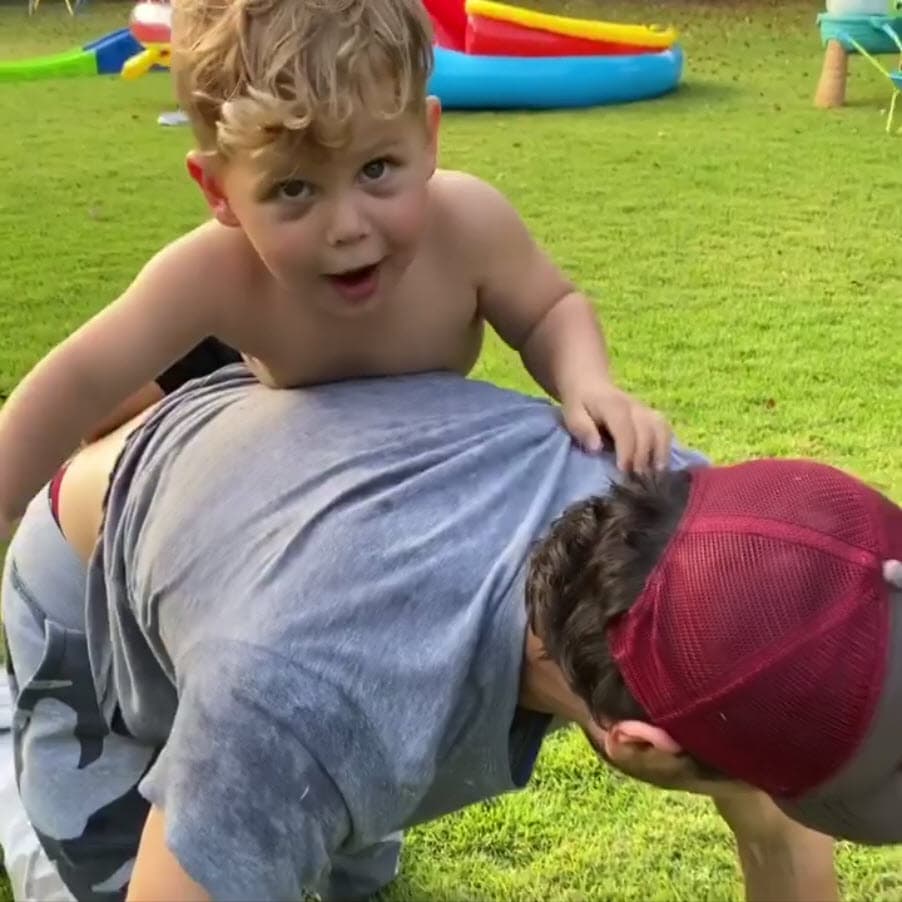 A pesar de los lloriqueos y berrinches de los tres niños, el español disfruta pasar tiempo con ellos.
<br>