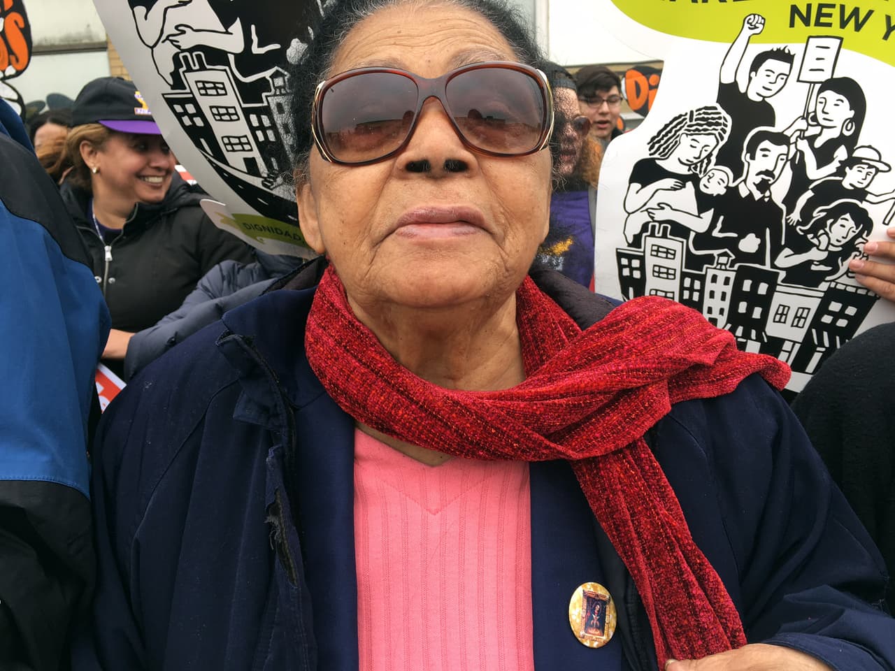 María de la Cruz, una dominicana de 90 años, residente en Brooklyn, Nueva York se hizo solidaria con aquellos que ven sus familias separadas y exhibió con orgullo su prendedor de la Virgen de la Altagracia.