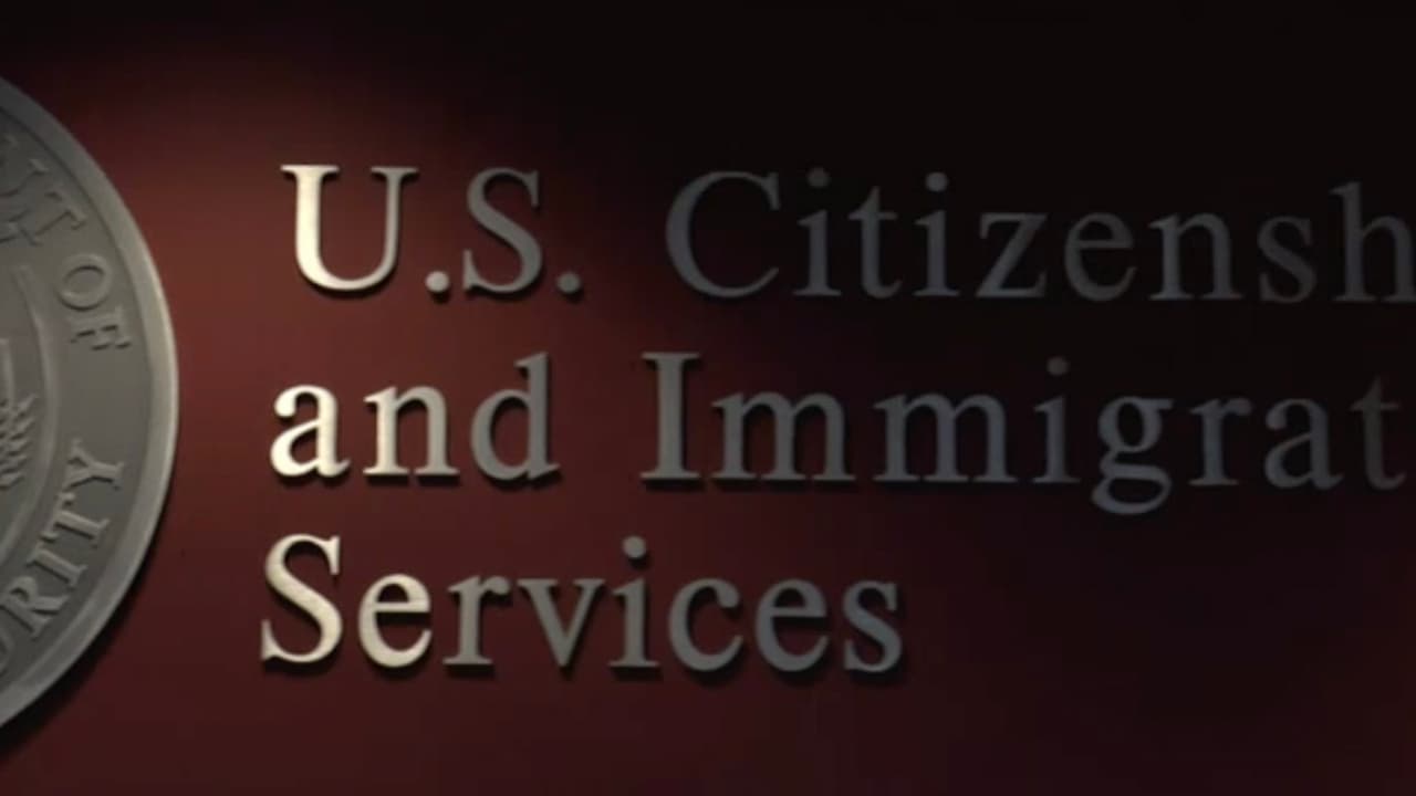 Si eres un cliente y tienes un problema con tu abogado que lleva tu caso de inmigración, primero intenta hablar con él o ella. Muchas veces, estos problemas se pueden manejar mejor fuera del sistema de quejas de abogados.