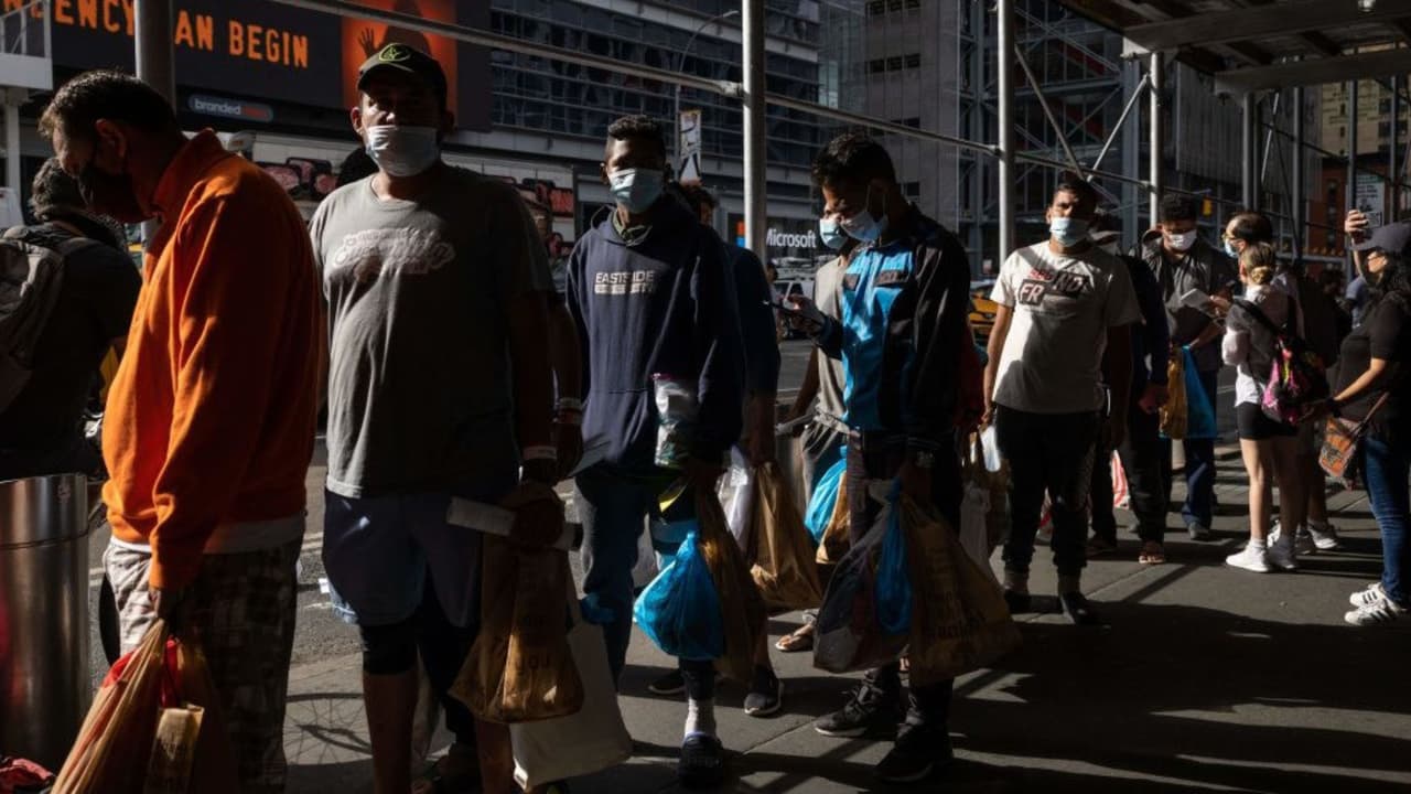 Alrededor de 
<a href="https://www.univision.com/local/nueva-york-wxtv/nueva-york-ha-gastado-mas-de-360-millones-para-atender-la-crisis-migratoria-el-alcalde-pide-mas-recursos-video" target="_blank">$360 millones de dólares había gastado la Ciudad de Nueva York, a principios de año, para atender la crisis migratoria</a>, por lo que 
<b>hizo un llamado a las autoridades federales para obtener más recursos</b>. Sin embargo, nunca obtuvo soluciones.