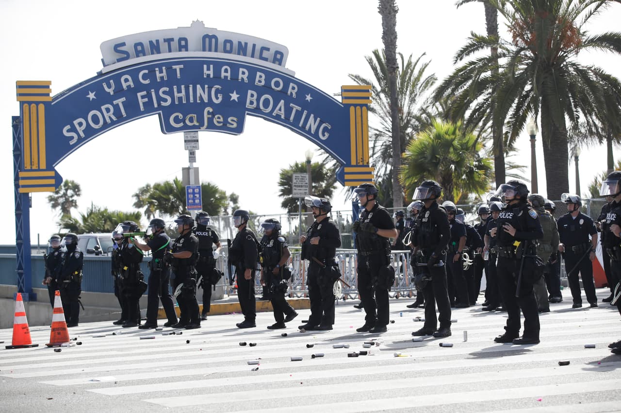 La policía de Santa Mónica ha sido criticada por la comunidad por falta de control ante las hordas de destrucción que dejan a gran parte de la zona comercial de la ciudad ante un futuro incierto.