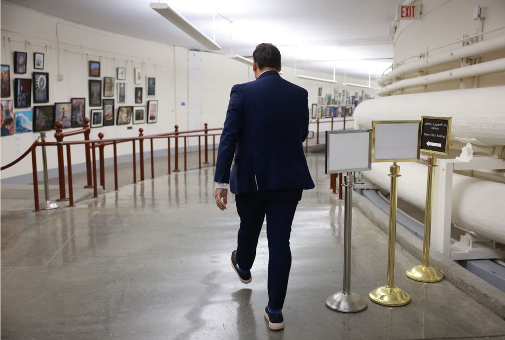 Santos cumplirá su 
<b>condena en una prisión federal de mínima seguridad en el noreste de Estados Unidos.</b>