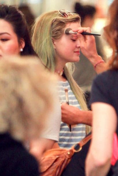 Parece que Ava necesitaba ayuda, y la obtuvo por parte de expertas, quienes al parecer le enseñaron como aplicarse correctamente el maquillaje.
