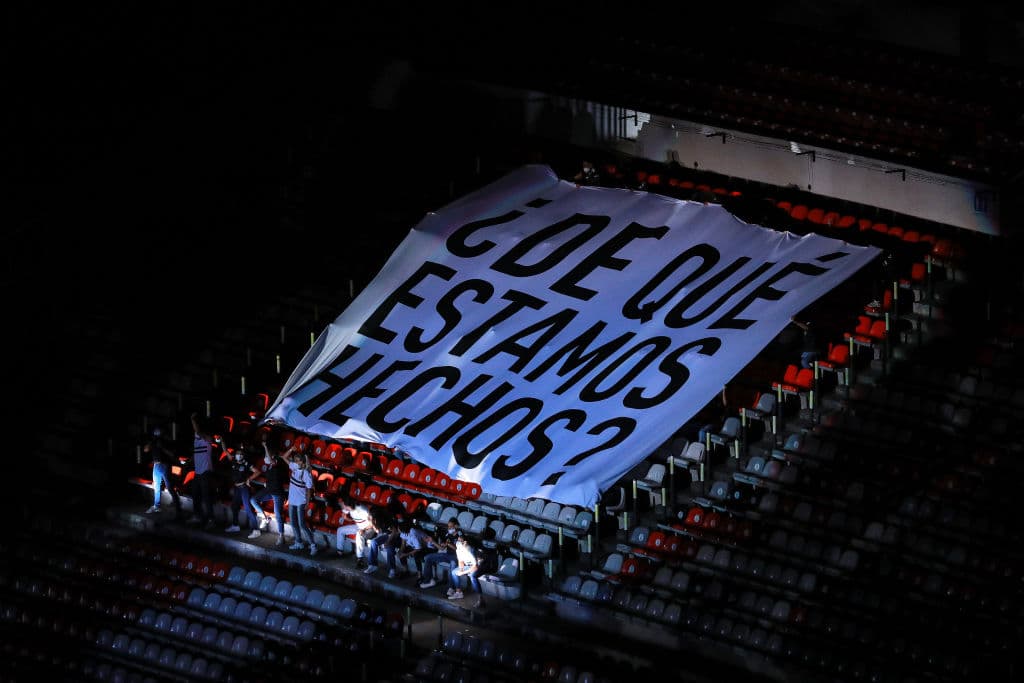Con un espectáculo repleto de luces, rayos láser y bailes, la Federación Mexicana de Futbol presentó el nuevo logotipo o escudo que portarán las nuevas generaciones de futbolistas.