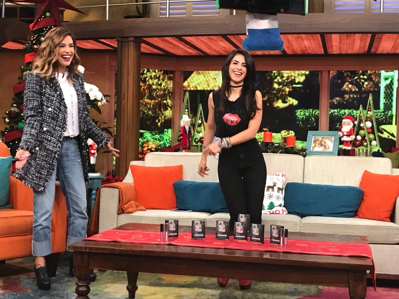 Antes de despedirse, Karla le pidió a Jessica nos diera una probadita de esos bailes con los que enciende las redes sociales.