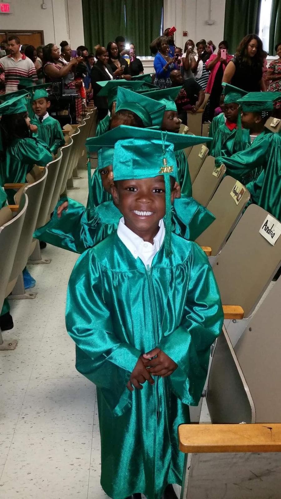 Un juego entre dos niños de 11 y 9 años que se encontraron un arma mientras estaban solos dentro de un vehículo afuera del estacionamiento en una tienda Walmart, en Dallas,
<a href="https://www.univision.com/local/dallas-kuvn/un-nino-muere-tras-ser-baleado-por-otro-menor-afuera-de-una-tienda-en-dallas-video">terminó en tragedia cuando uno de ellos disparó al otro, indicaron las autoridades. </a>
<br>