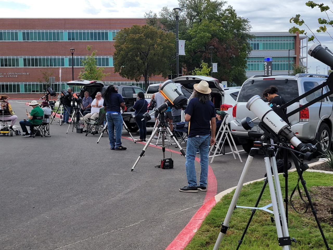 Amantes de la astronomía salieron a ver el eclipse solar anular con sus telescopios en el Scobee Education Center & Planetarium de San Antonio.