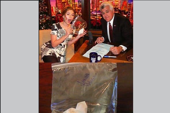 Pañuelo usado por Scarlett Johansson. Un comprador que no reveló su identidad lo adquirió por 5.300 dólares. (Imagen tomada de twitter)