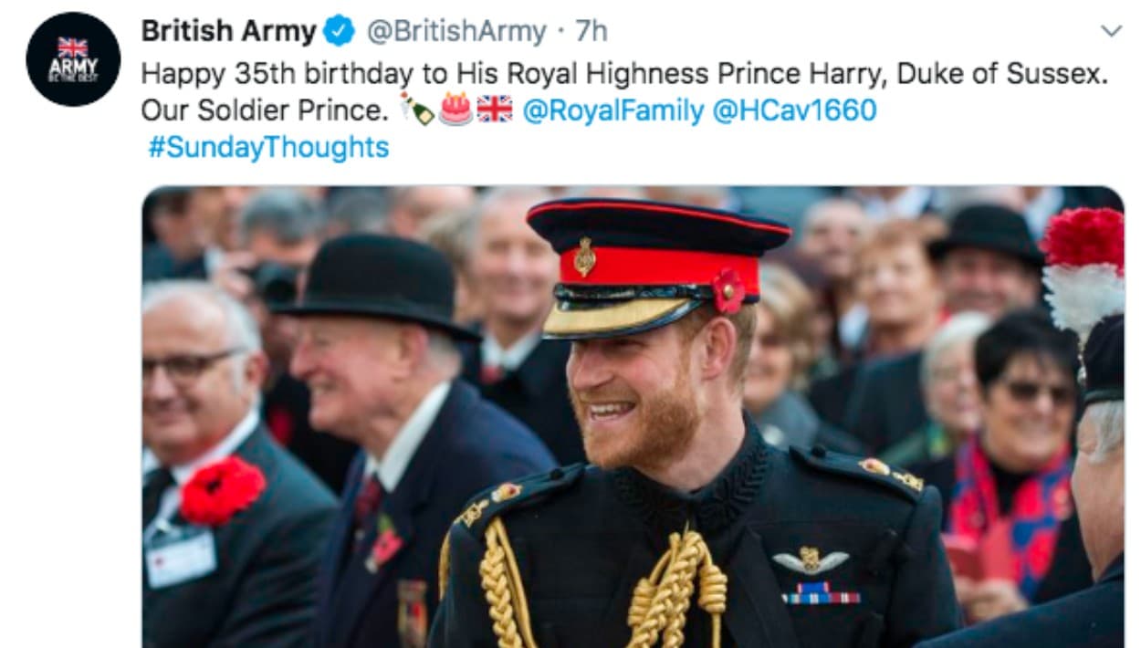 El Ejército británico felicitó a su "príncipe soldado" con esta imagen que lo muestra sonriente. Más tarde en el día, la banda de la legendaria y respetada división Household Calvary 
<b><a href="https://twitter.com/ArmyInLondon/status/1173136801877385216" target="_blank">le dedicó el tradicional 'Happy Birthday',</a></b> que concluyó con un brevísimo mensaje del regimiento Blues y Royals.