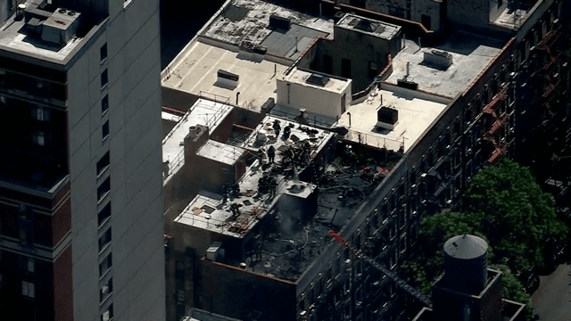 Según informes preliminares, el siniestro fue causado por una acumulación de gas en el sótano que provocó una explosión. Las llamas se extendieron hasta el techo y varios apartamentos en los pisos superiores del edificio de seis pisos construido en 1910.