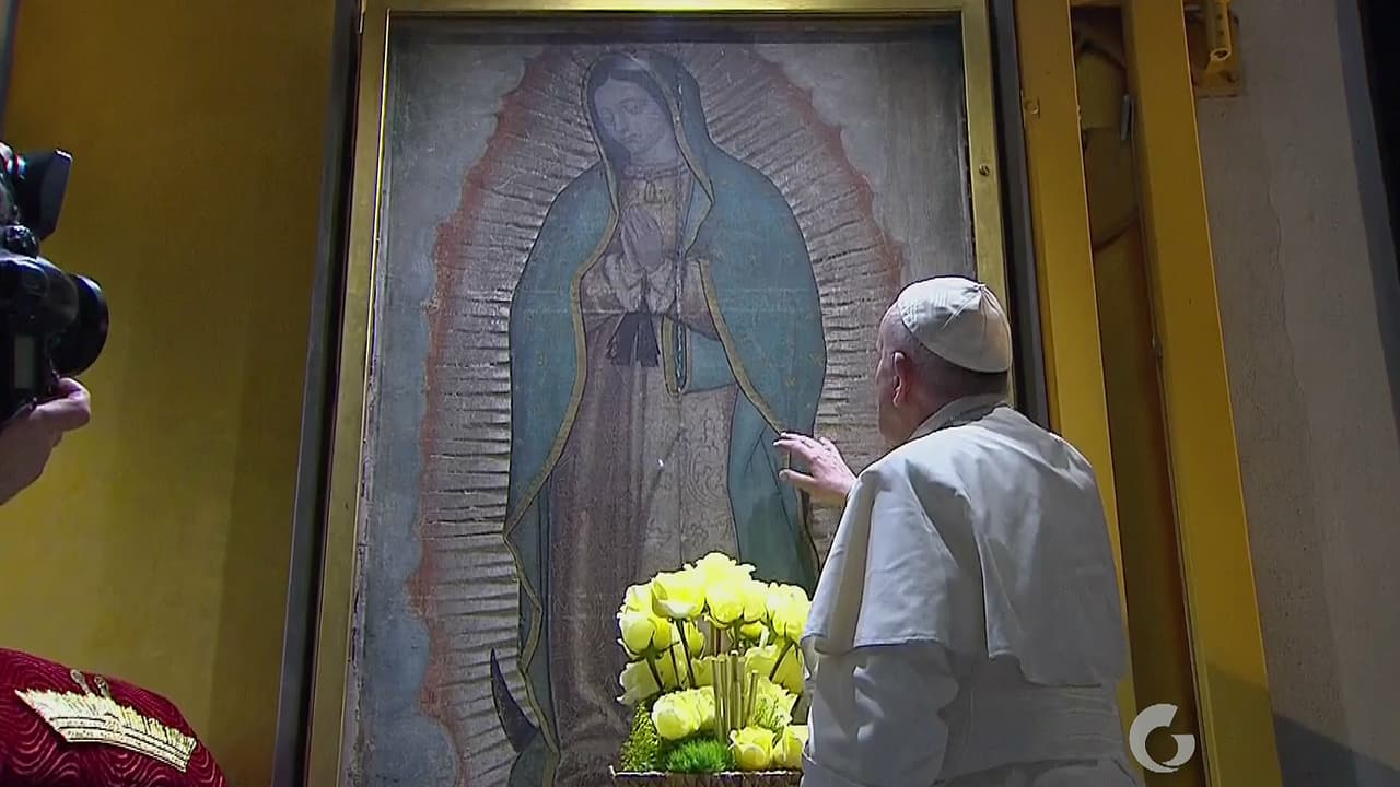 Finalmente, el Papa tuvo un momento de intimidad con la Virgen de Guadalupe a quien le entregó la corona y un ramo de flores amarillas para después rezar delante de ella.