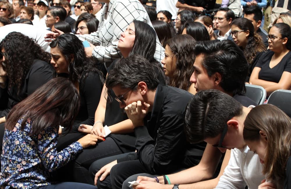 <b>El dolor de su novia. </b>"Es un momento que no quisiéramos vivir", señalaba durante la ceremonia el sacerdote, quien recordaba que el joven estudiante de mercadotecnia internacional, que estaba a dos días de graduarse "era una persona extremadamente buena". Al estrado subieron también Joseph y Jessica, los mejores amigos de Ronquillo Hernández quienes con la voz entrecortada resaltaron que "desde el día que llegó fue una bendición en mi vida" y que los ayudó desde que los conoció. Mientras que Jennifer Rosenfeld, quien era novia de Norberto, expresó que siempre estará en deuda con él "por enseñarme a ser una mejor persona" y aseguró que "siempre voy a estar pensando en ti, donde quiera que estés".