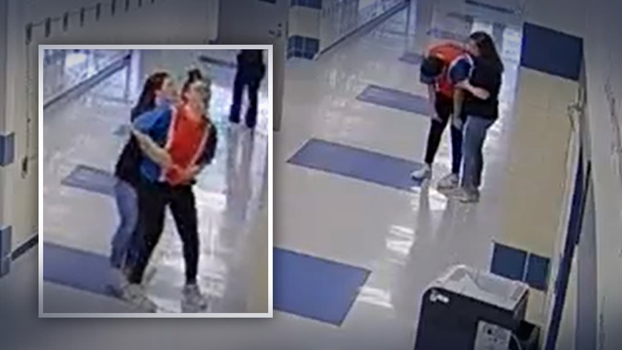 Maestra de preparatoria salva a una alumna de morir asfixiada con la tapa de una botella