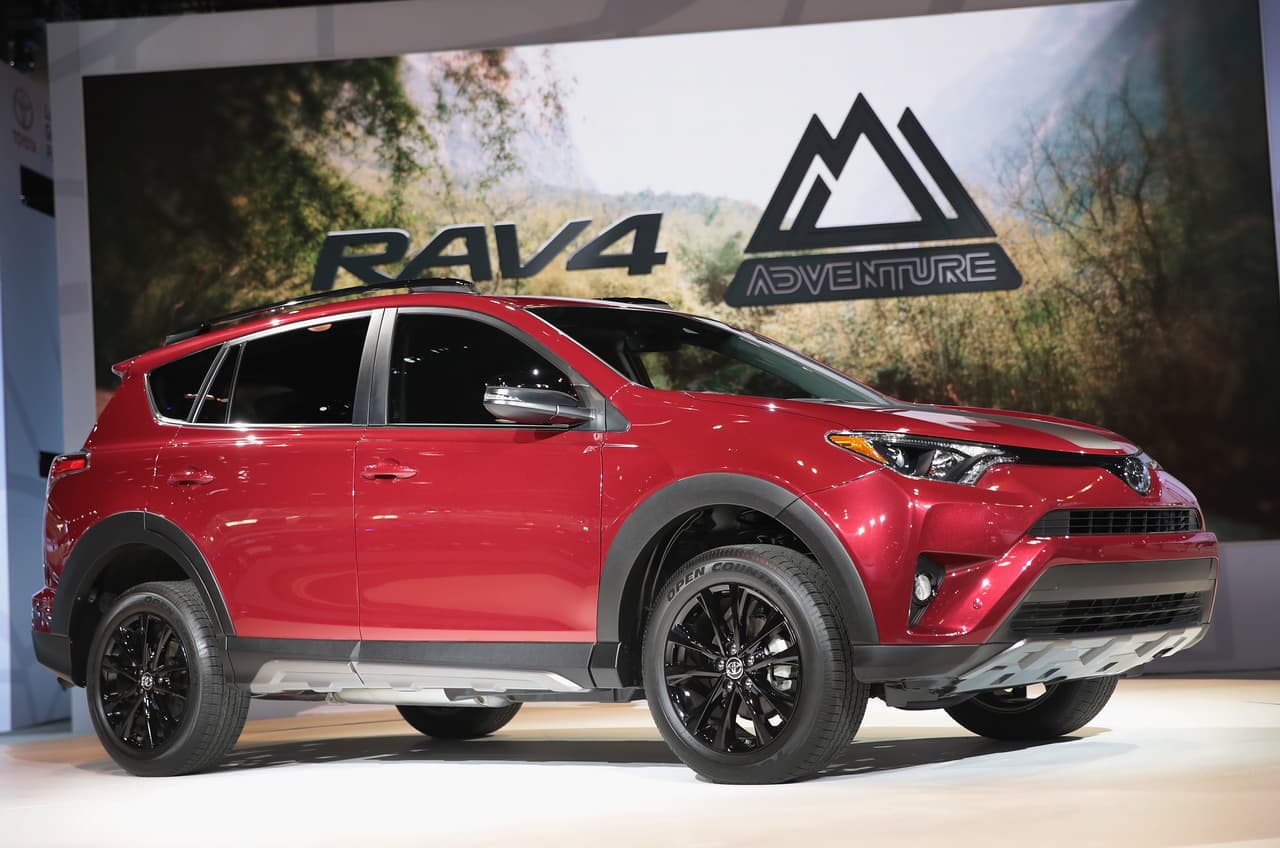 <b><a href="http://www.univision.com/noticias/a-bordo/la-toyota-rav4-adventure-hace-su-aparicion-durante-el-auto-show-de-chicago-2017-video" target="_blank">Toyota RAV4 Adventure 2018</a>:</b> Esta camioneta fue concebida para potenciar la sensación de aventura y libertad que las camionetas todoterreno dan y que las crossover evocan sin realmente proporcionarla. Aunque la gran mayoría de estas camionetas jamás tocará una vía sin pavimento, por algún motivo a cada vez más gente le gusta lucir como si realmente contaran con esa capacidad. Si bien la RAV4 cuenta con capacidades todoterreno limitadas sus dueños deberán tener siempre en cuenta que a pesar de la mayor separación del suelo está camioneta no es una mini-Land Cruiser.