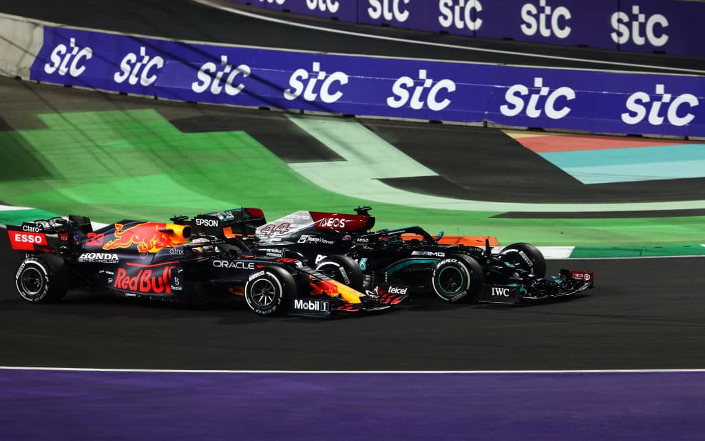 Una carrera demasiado accidentada donde Lewis Hamilton se lleva la victoria en la penúltima carrera del año. Max Verstappen de Red Bull se lleva la segunda posición y Valteri Bottas rebasó a Ocon en los últimos metros, quedando en tercera posición en el Gran Premio de Arabia Saudita; Sergio Pérez quedó fuera de la carrera tras un choque con Leclerc.
