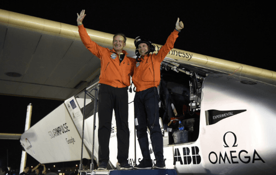 Con André Borscherberg al mando, el avión Solar Impulse completó este lunes su vuelta al mundo sin una gota de combustible, un hito histórico y tecnológico que desafía las industrias actuales de aeronáutica y ofrece una nueva alternativa viable para los viajes aéreos menos contaminantes. A su lado, el también piloto suizo Bertrand Piccard. "Este es el inicio del futuro. Un sueño hecho realidad. El futuro es limpio (...) Que comience la celebración", asegura la cuenta de Twitter de Solar Impulse.