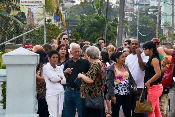 Mientras el gobierno de EE.UU. volvió a pedir a Cuba la liberación del contratista estadounidense Alan Gross durante la ronda de diálogo migratorio que tuvo lugar el jueves, en una sesión que se cerró sin aparentes avances, los cubanos trataban de llegar a las oficinas de la Sección de Intereses en La Habana, con la esperanza de conseguir una visa. "La delegación estadounidense reiteró su llamado a la liberación de Alan Gross, que fue arrestado por las autoridades cubanas el 3 de diciembre de 2009 y más tarde sentenciado a 15 años en prisión", dijo la portavoz del Departamento de Estado, Jen Psaki, en un comunicado. El diálogo migratorio es uno de los intercambios políticos más importantes que sostienen ambos países, sin relaciones diplomáticas desde 1962. La segunda ronda celebrada ayer estuvo centrada en asuntos como "la cooperación (bilateral) en aviación de seguridad, búsqueda y rescate y fraude de documentos consulares", según Psaki. "La delegación estadounidense subrayó las áreas donde ha habido cooperación exitosa, en materia de migración, en cuanto al intercambio de información sobre la prohibición de inmigrantes indocumentados y a la hora de clarificar aspectos de los recientes cambios de Cuba en política migratoria". Al igual que en la reunión de julio de 2013, la delegación cubana en el diálogo estuvo encabezada por la directora del Ministerio de Relaciones Exteriores de Cuba, Josefina Vidal; y la estadounidense por el subsecretario de Estado adjunto de EEUU para Latinoamérica, Alex Lee.