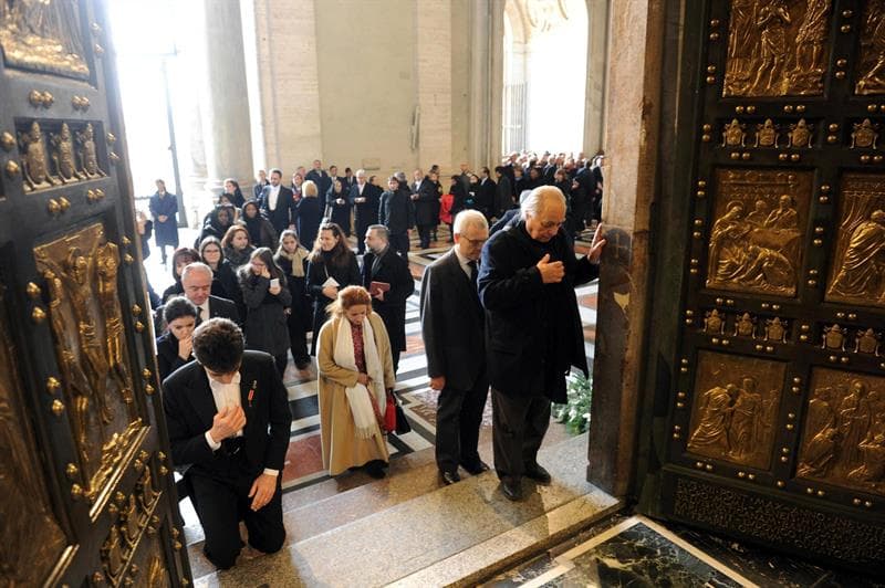 Feligreses cruzan la Puerta Santa tras la inauguración del Jubileo.