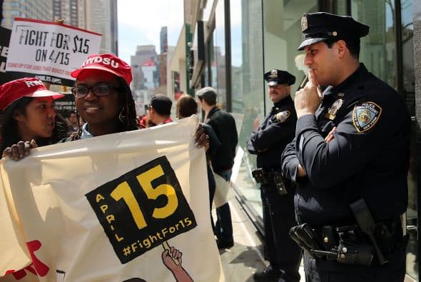 Los manifestantes recorrieron las calles de Nueva York bajo la vigilancia de la Policía.