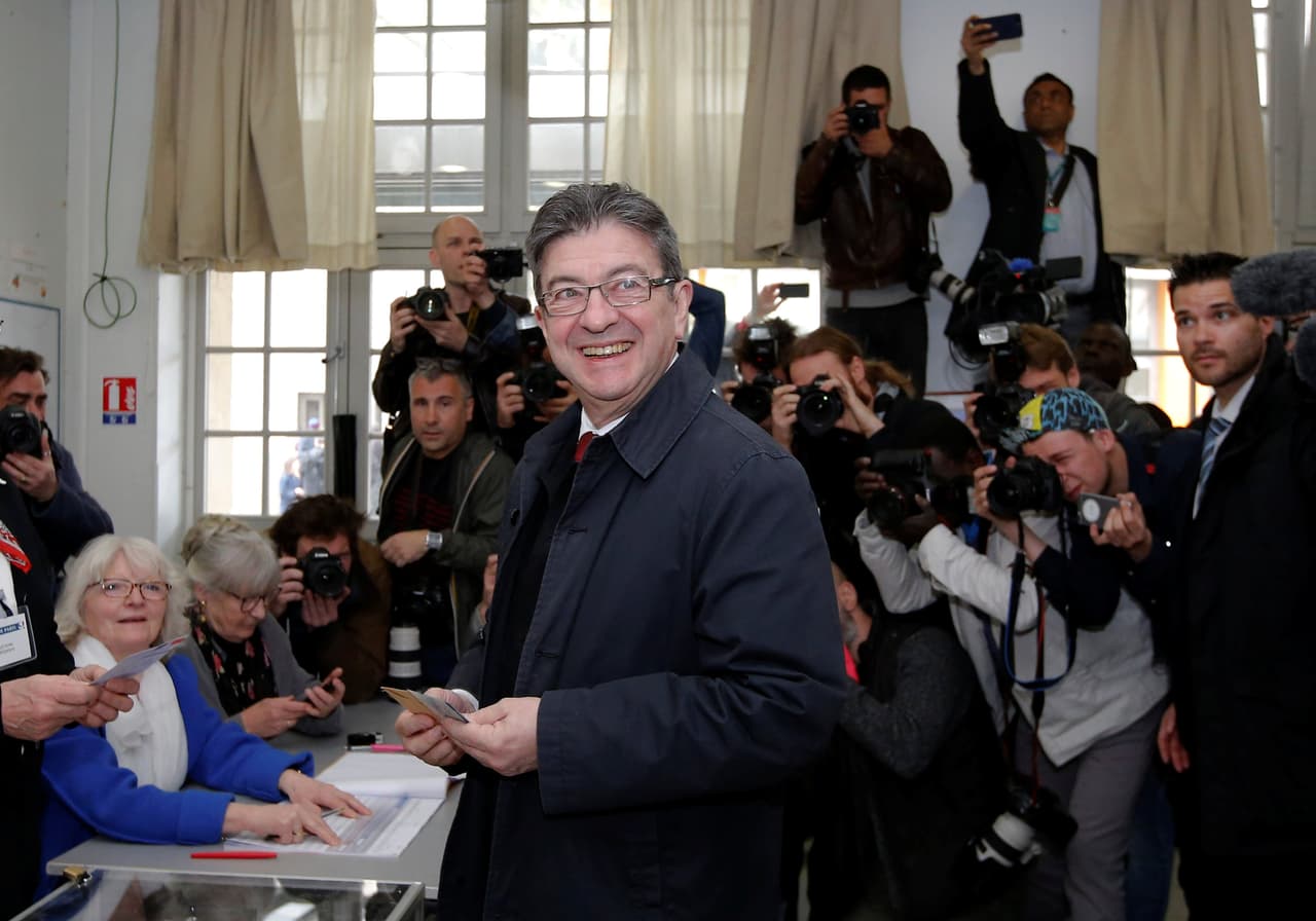 Jean-Luc Melenchon, el candidato izquierdista a la elección presidencial francesa de 2017, prepara su boleta para votar en la jornada de primera vuelta en París, Francia, el domingo 23 de abril de 2017. Foto: REUTERS/Stephane Mahe.