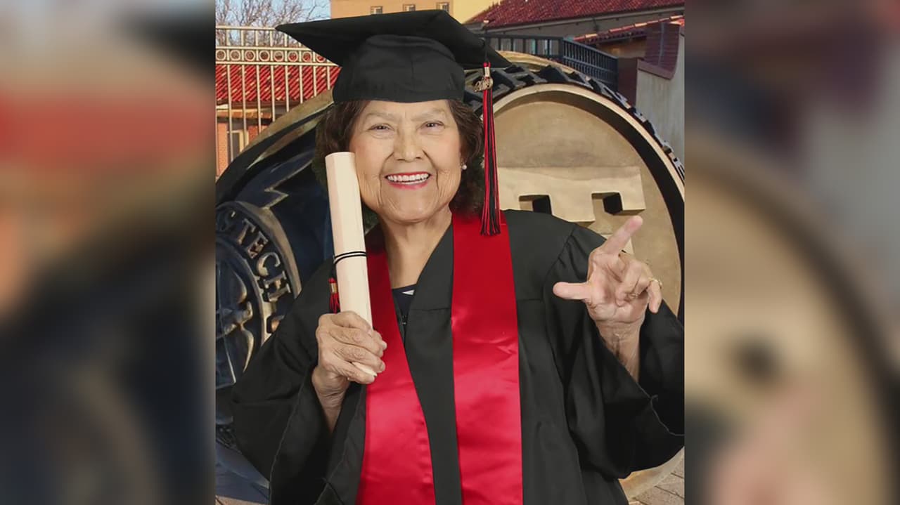 Abuelita de origen hispano se gradúa de una Universidad en Texas a sus 67 años
