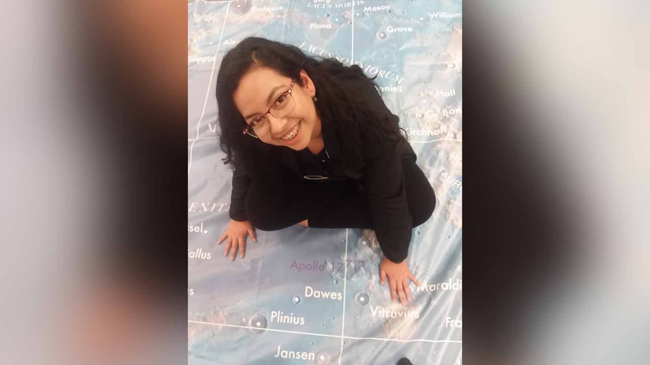 “Entre más lo estudio, más interesante se vuelve, no quiero ser astronauta, pero claro que me gustaría ir a la luna. Esta investigación apenas va empezando, faltan muchos experimentos por hacer, este viaje no ha sido fácil para mi y para mi familia, pero siempre es importante saber cual es el propósito detrás de los sacrificios que se tienen que hacer”, aseveró Martínez.
<br>Mónica posa con el poster que presentó en la Conferencia de Ciencias Lunares y Planetarias.
<br>