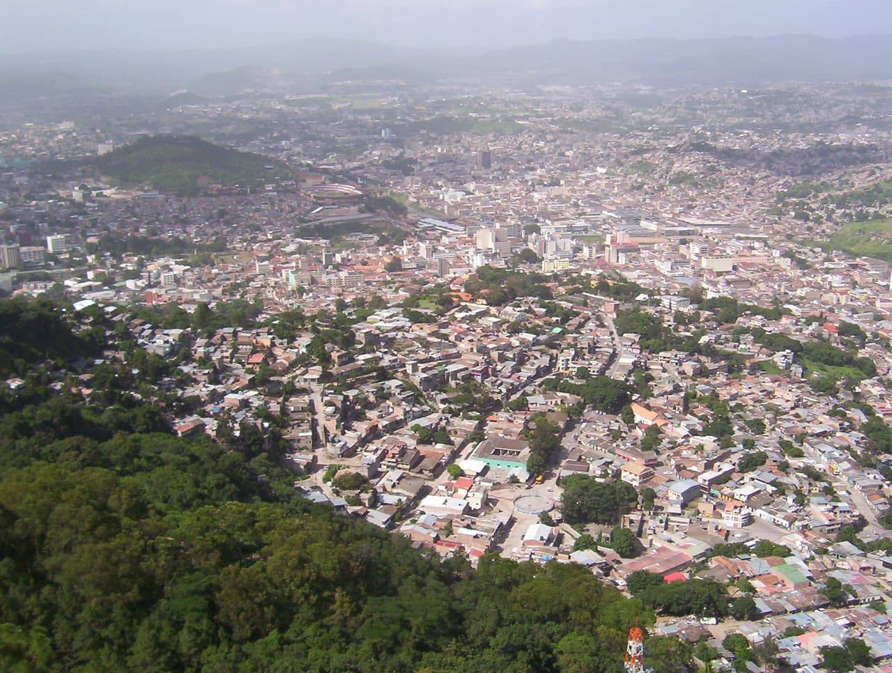 <b>4- Tegucigalpa, Honduras. (Puesto 189 de 231).</b> Es la capital y la ciudad más poblada de un
<b> </b>país que tiene al "
<a href="https://www.bancomundial.org/es/country/honduras/overview" target="_blank">60 por ciento de la población viviendo en pobreza</a>" .