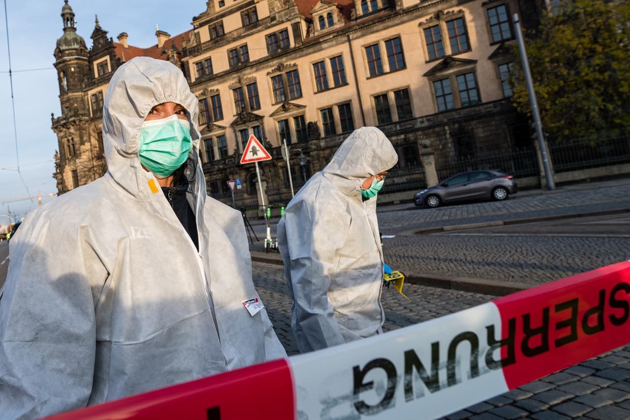 La policía investiga en los alrededores de la Bóveda Verde, una institución que guarda tesoros y joyas únicas en Dresden, Alemania. El museo, uno de los más antiguos del mundo, sufrió un robo en la madrugada del lunes y las autoridades señalaron que los criminales se llevaron tesoros de “valor incalculable”.