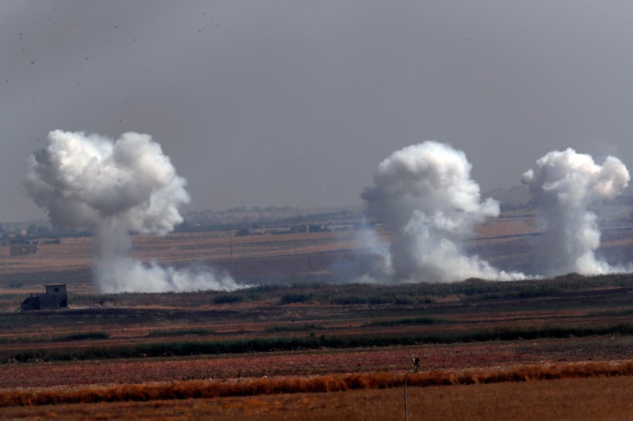 <b>Bombardeos turcos horas después de que se va EEUU.</b> Esta imagen fue tomada desde el lado turco de la frontera entre Turquía y Siria en Akcakale, son las humaredas en Siria provocadas por bombardeos de fuerzas turcas el jueves 10 de octubre de 2019. El abandono a los combatientes kurdos que lucharon junto a EEUU para derrotar al grupo
<a href="https://www.univision.com/temas/isis">Estado Islámico</a> fue
<a href="https://www.univision.com/noticias/mundo/tras-criticas-de-republicanos-trump-amenaza-con-tomar-represalias-contra-turquia-si-ataca-a-las-fuerzas-kurdas-en-siria">muy criticado por diversos actores internacionales</a> y ahora los kurdos temen que el número de refugiados y muertos aumente.
