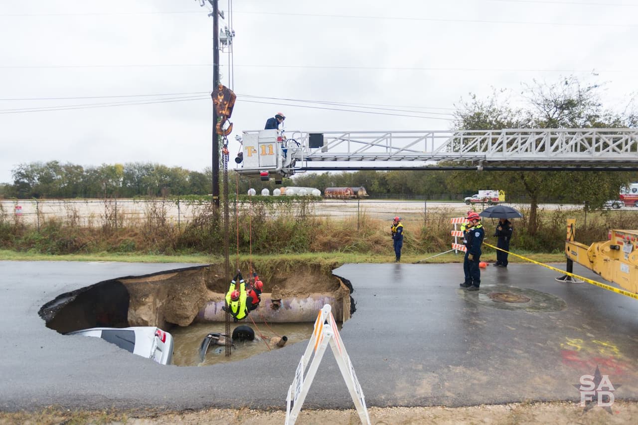 Durante horas el personal de rescate trabajo para extraer los vehículos que cayeron al sumidero.