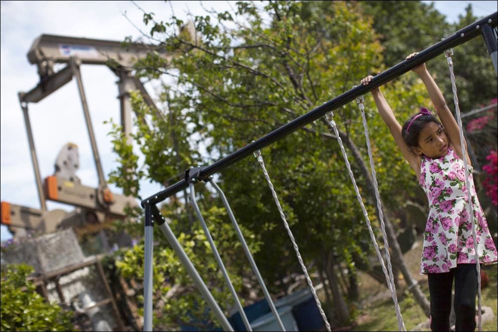 En inglés se denomina pumpjack, oil horse, donkey pumper, pero los hispanos de Los Ángeles lo llaman caballo, dinosaurio, grillo, godzilla… Para los nietos de Teresa López, que se columpian junto a uno de ellos, es un ‘sube y baja’.