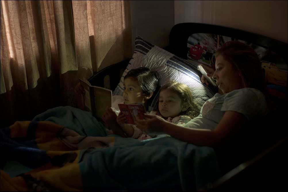 Como a la mayoría de los padres hispanos que viven en las cercanías del pozo petroléro, a Teresa le preocupa el presente y futuro de sus hijas.