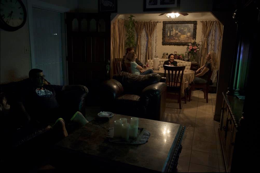 Hay días en los que el vecindario huele como si vivieran en una gasolinera. Y luego está el ruido de las ‘trocas’, los camiones que van cada día a retirar de los tanques el oro negro sacado del subsuelo del barrio, incluidos los fines de semana. Ellos se guarecen dentro de sus hogares.