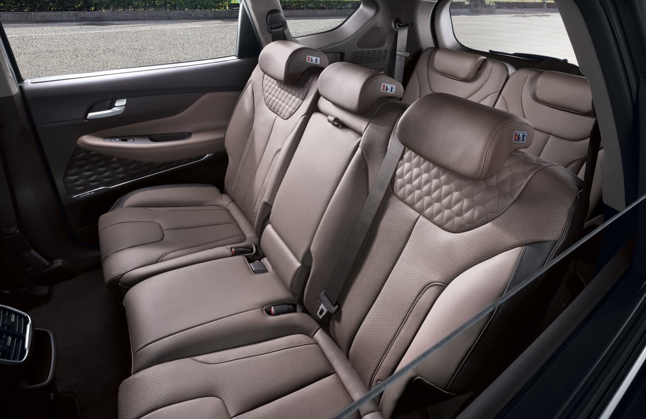 Se confirma la adición de más tecnología en la Hyundai Santa Fe 2019. Esta marca es pionera al ofrecer el sistema
<b> Rear Seat Occupant Alert </b>que recuerda al conductor, cada que apaga el vehículo, revisar si no deja a un niño o mascota en las plazas traseras. Si se cerraron las puertas y el sistema detecta movimiento, entonces lo alertará con el sonido del claxón.