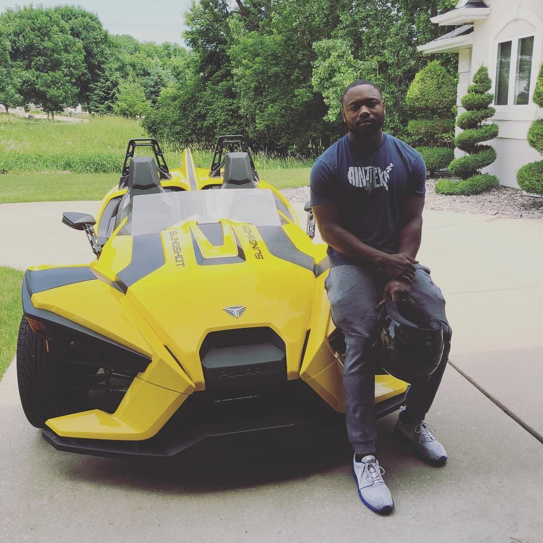 Pero este año, Ty Montgomery ha asistido a los entrenamientos a bordo de este
<b> Polaris Slingshot.</b>