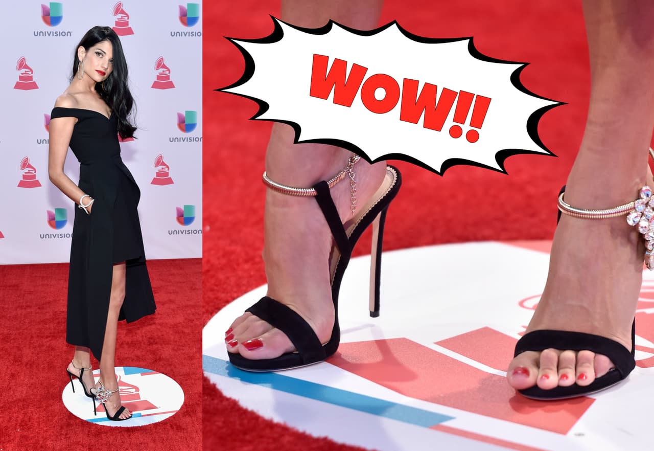 Natalia Jiménez con unas hermosas uñas rojas, lució unas lindas zapatillas de tiras en color negro y dorado.