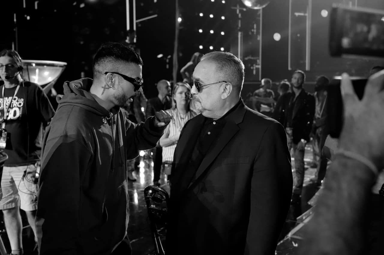 Pero lo mejor siempre sucede debajo del escenario, como cuando estas dos estrellas de estilos tan distintos pudieron conversar de que, a la hora de hacer música, ambos buscan lo mismo: calidad pura.