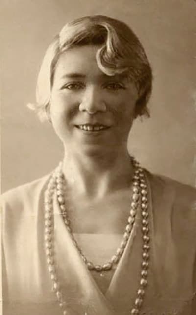 <b>Por ella misma:</b> 
<b>Alfonsina Storni (1892-1938), Argentina</b>
<br>Su familia emigró de Suiza a Argentina en 1896 cuando apenas era una niña y las circunstancias la obligaron a valerse por sí misma desde muy joven. Fue profesora en las zonas rurales cuando apenas era adolescente, y formó parte de un grupo de teatro. 
<a href="http://cvc.cervantes.es/actcult/storni/biografia.htm">Se dedicó a la escritura de poesía, narrativa y teatro</a>, aportando una visión irónica y crítica del género masculino. Trató la sexualidad femenina, los roles de género y la subordinación al hombre. Fue la primera mujer en entrar en la comunidad de escritores de Argentina.