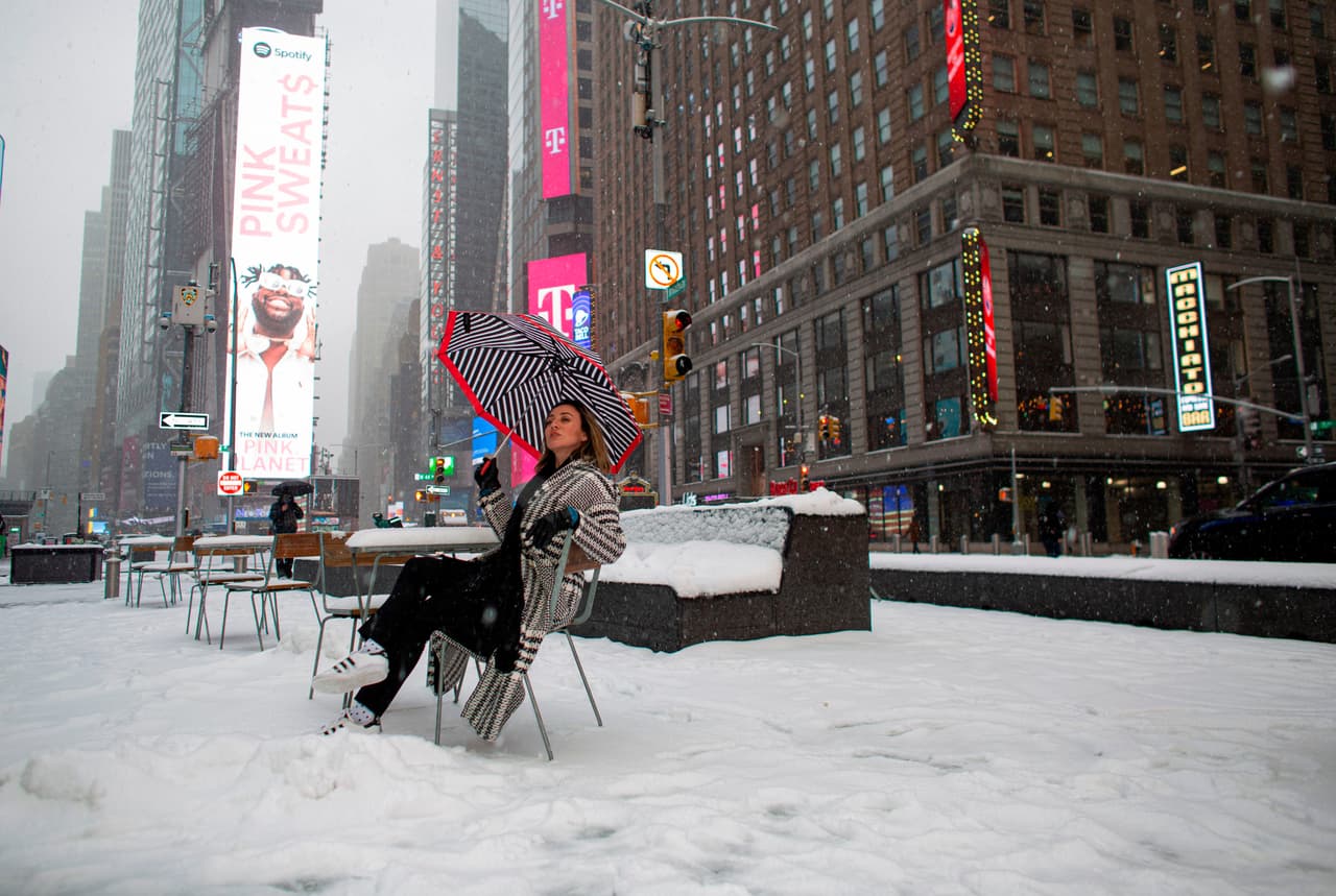 Una mujer posa en Times Square de Nueva York durante la tormenta de invierno