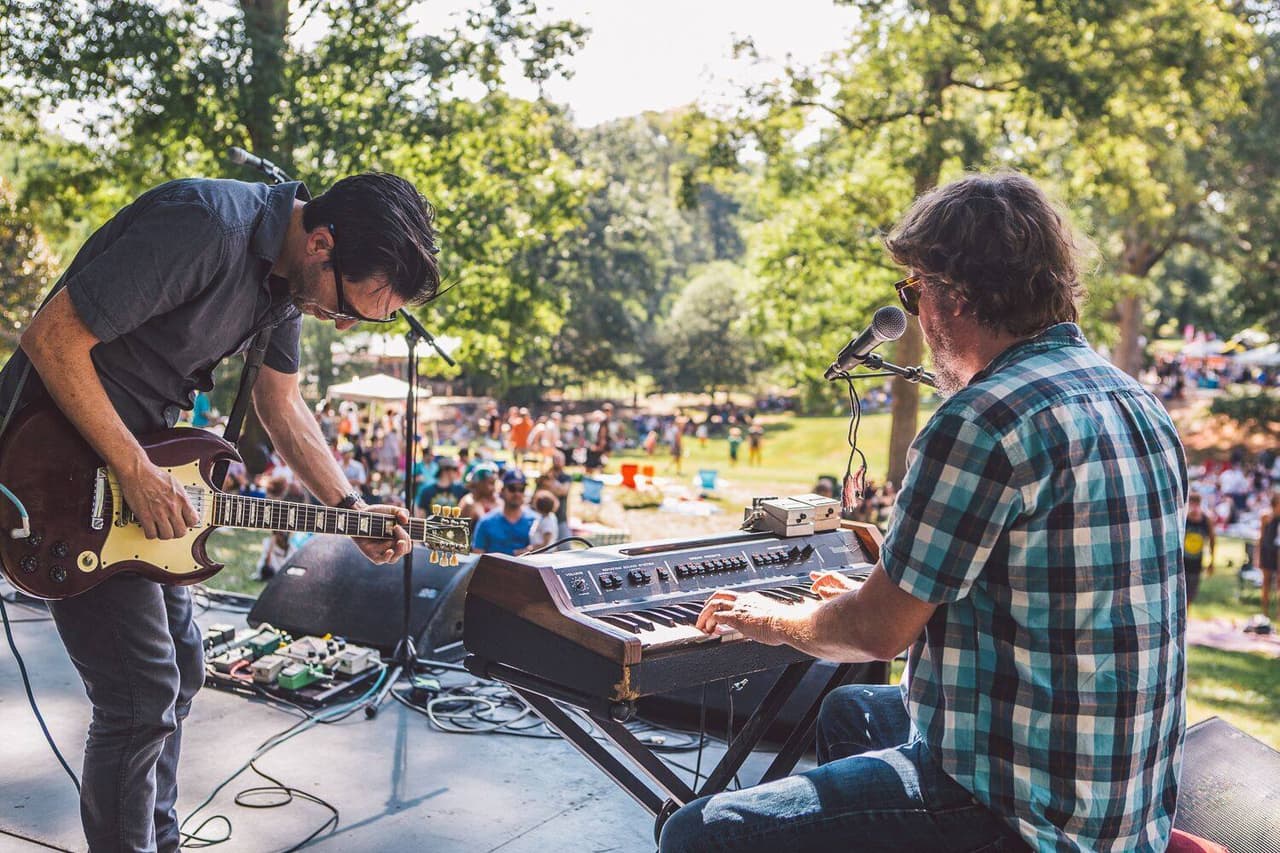 <b><a href="http://www.summershadefestival.org/">Grant Park Summer Shade Festival (27 y 28 de agosto)</a></b>. Este festival de dos días celebra las artes visuales y la diversión familiar en el espacio verde característico de Atlanta. Hasta 250 pintores, fotógrafos, escultores, peleteros, metalúrgicos, sopladores de vidrio, joyeros y artesanos muestran su trabajo a lo largo de los numerosos senderos del parque.