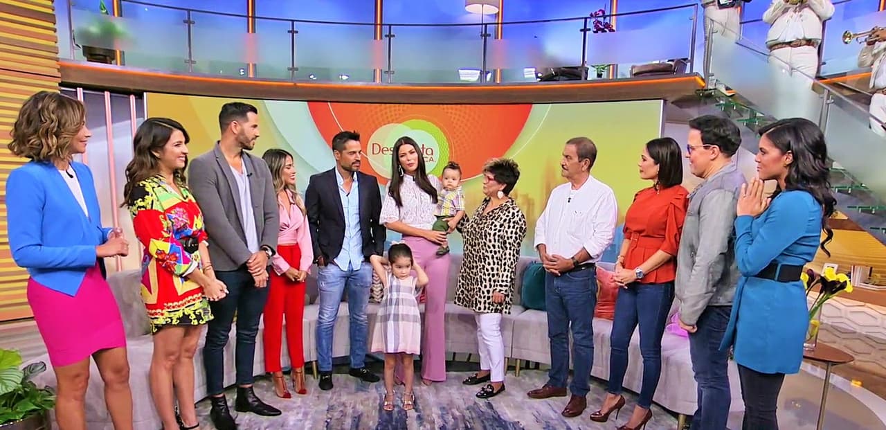 Rodeada de su esposo, hijos, padre, suegra, cuñadas y sus amigos de Despierta América, la conductora dijo sentirse contenta por los nuevos retos profesionales. 
<br>