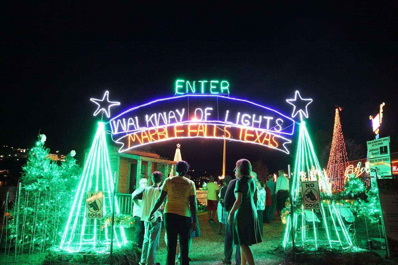 <b><i>Walkway of Lights </i> </b>
<br>
<br>La celebración de luces transformó el pueblo de Marble Falls. El lugar cuenta con sobre dos millones de luces navideñas cerca del Lago Marble Falls.
<br>
<br>La actividad se llevará a cabo por 44 noches.