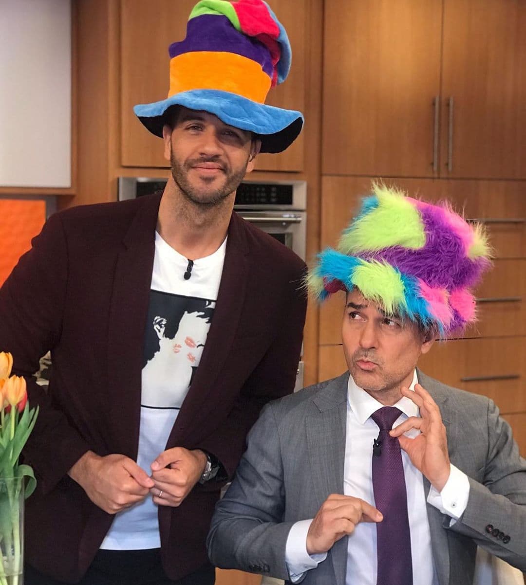 No hay duda que su simpatía y carisma lo que lo mantiene joven y radiante.