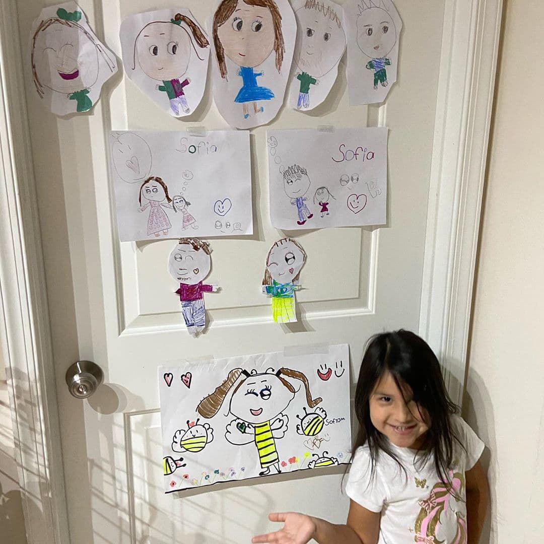 Elyangélica ha gozado del talento de su pequeñita, quien le ha regalado hermosos dibujos para decorar su puerta. Qué bella manera de pasar el tiempo y explotar la creatividad.
