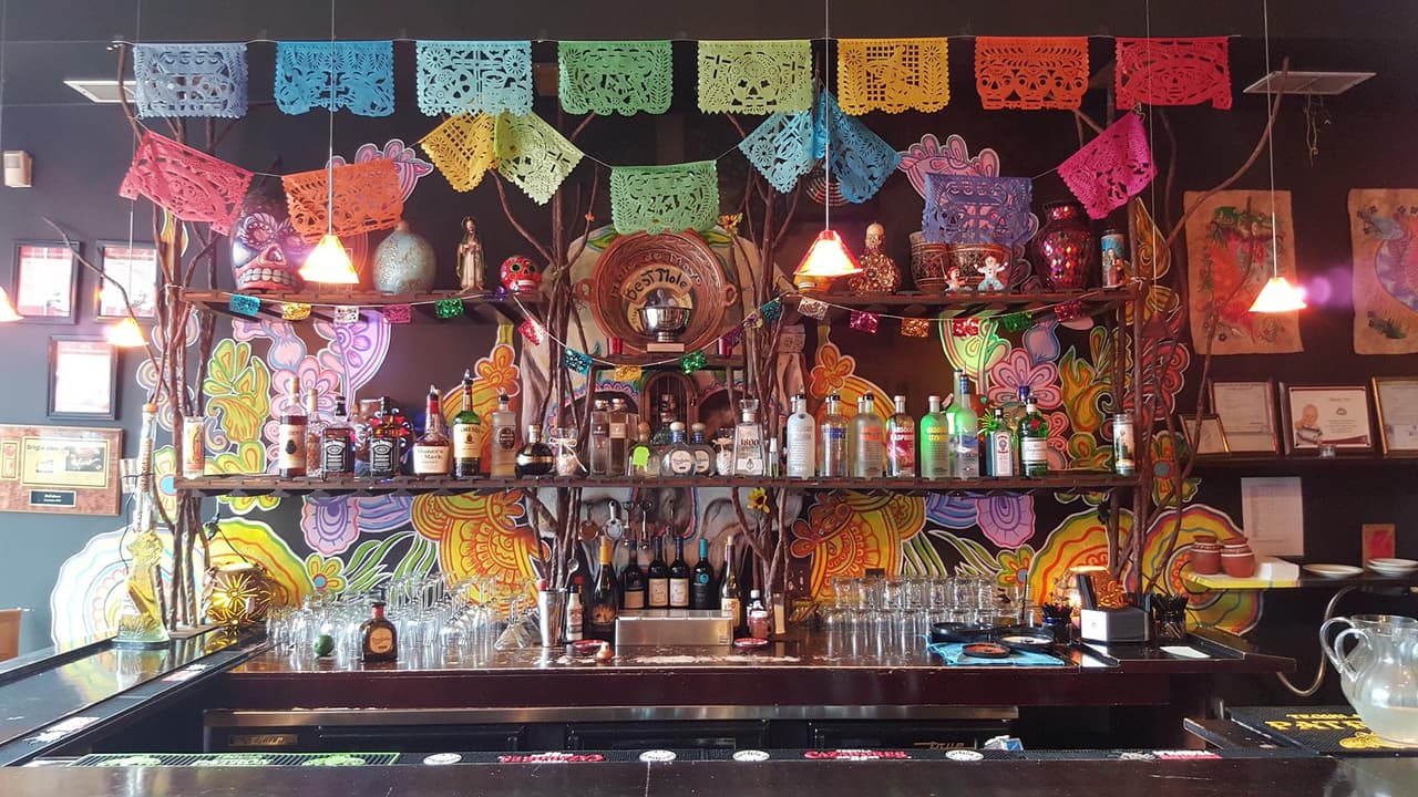 En este restaurante en Pilsen, el arte en las paredes no sólo decora el lugar, también promueve a artistas locales.