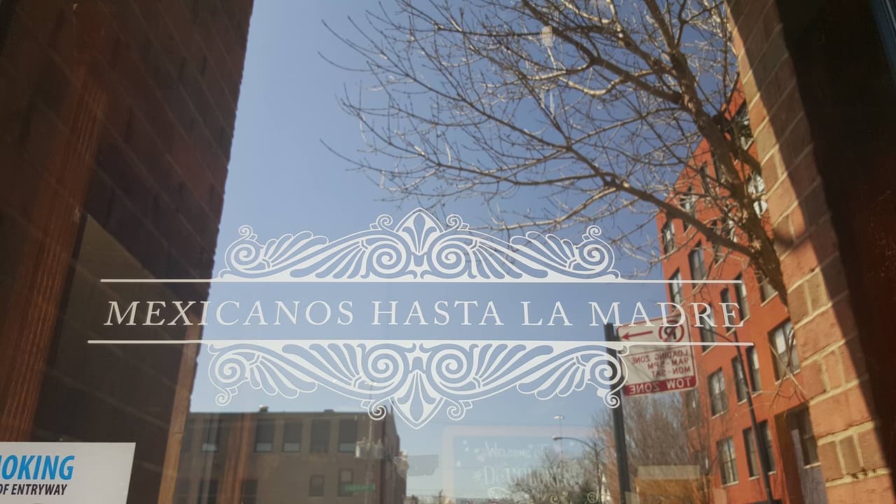 En este restaurante en Pilsen, el arte en las paredes no sólo decora el lugar, también promueve a artistas locales.