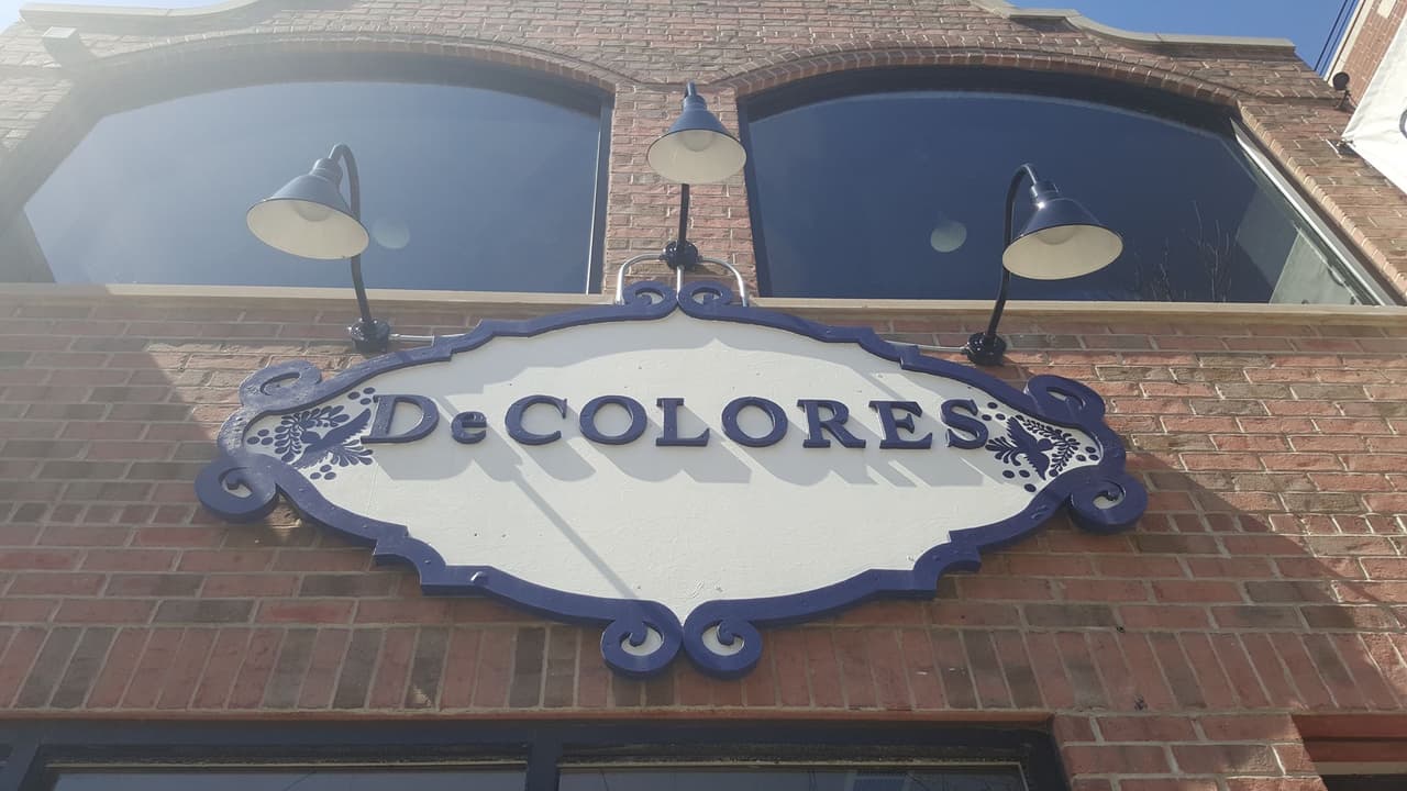 En este restaurante en Pilsen, el arte en las paredes no sólo decora el lugar, también promueve a artistas locales.